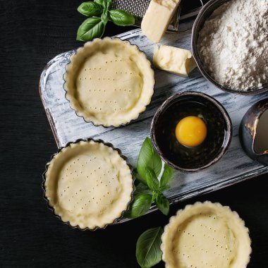 Kiş tart pişirme için hamur