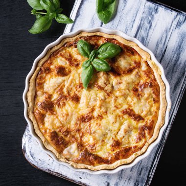 Fırında quiche pasta yeşillikleri ile
