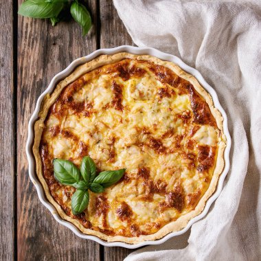 Fırında quiche pasta yeşillikleri ile