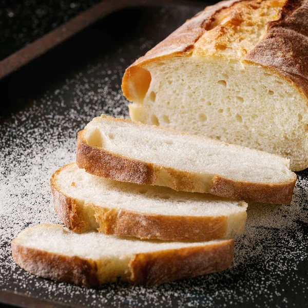 Frisch gebackenes Weizenbrot — Stockfoto