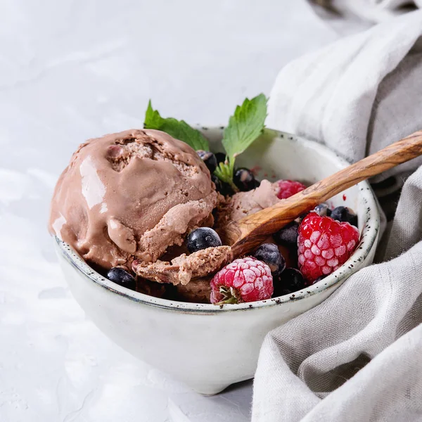 Домашнее шоколадное мороженое — стоковое фото