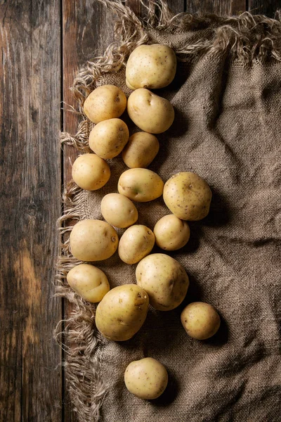 Patatas orgánicas crudas — Foto de Stock