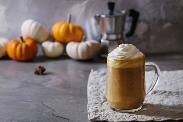 Copa de café con leche de calabaza — Foto de Stock