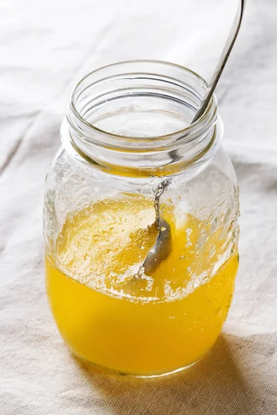 Bicchiere di burro ghee — Foto Stock