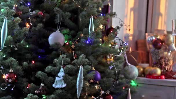 Un par de copas tostadas con vino de champán blanco por árbol de Navidad iluminado decorado — Vídeo de stock