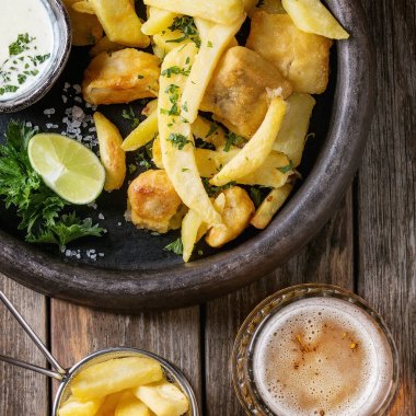 Soslu balık ve patates kızartması