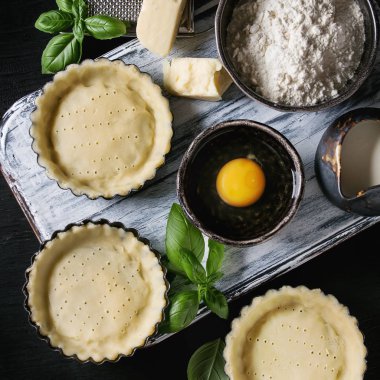 Kiş tart pişirme için hamur