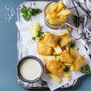 Soslu balık ve patates kızartması