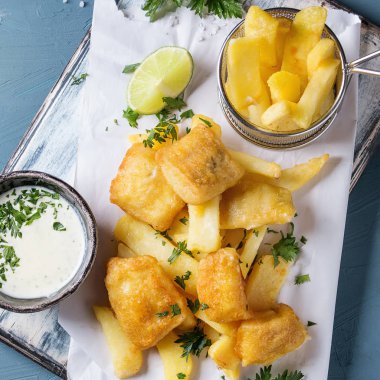 Soslu balık ve patates kızartması