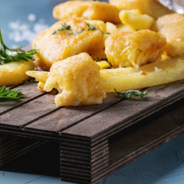 Soslu balık ve patates kızartması