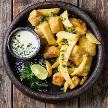 Soslu balık ve patates kızartması