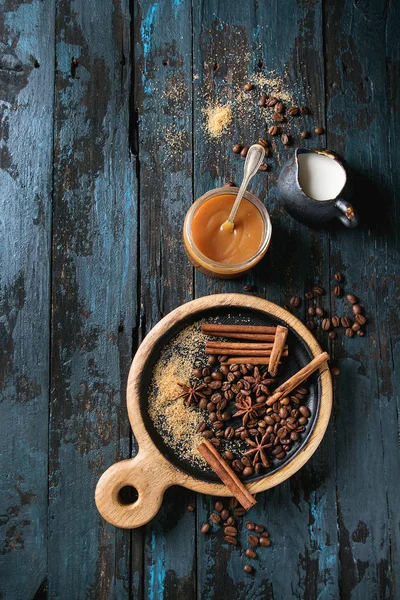 Zelfgemaakte gezouten karamel saus — Stockfoto