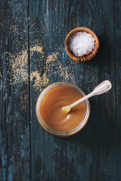 Ev yapımı tuzlu karamel sos — Stok fotoğraf