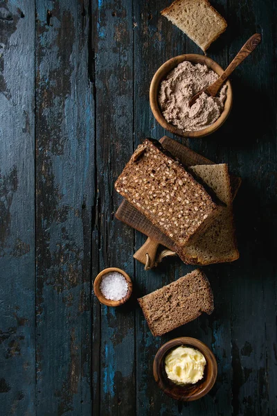 Завтрак с ржаным хлебом — стоковое фото