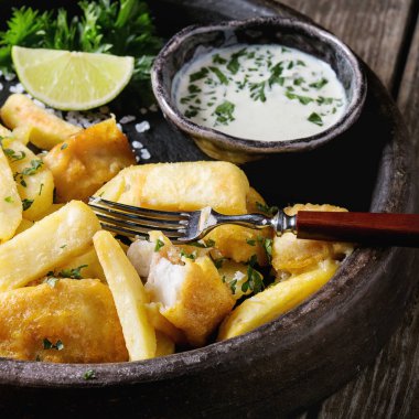 Soslu balık ve patates kızartması