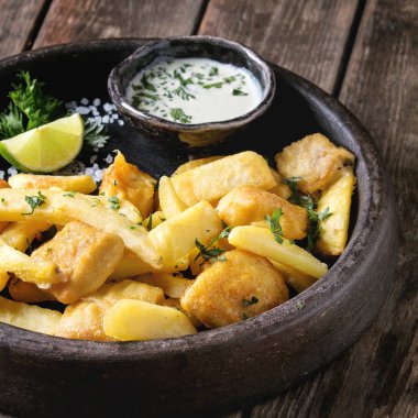 Soslu balık ve patates kızartması