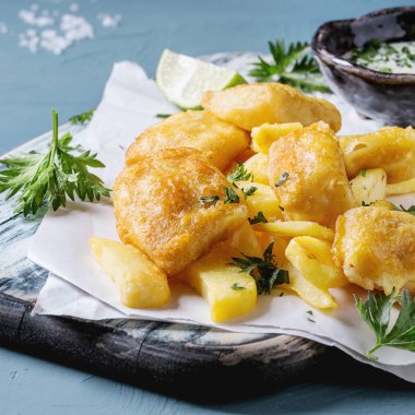 Soslu balık ve patates kızartması