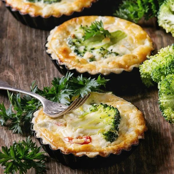 Baked quiche pie with greens — Stock Photo, Image