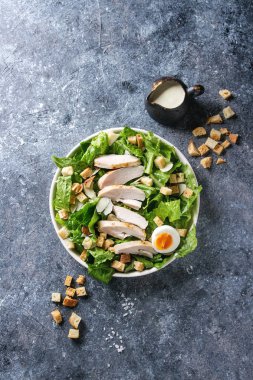 Klasik sezar salatası.