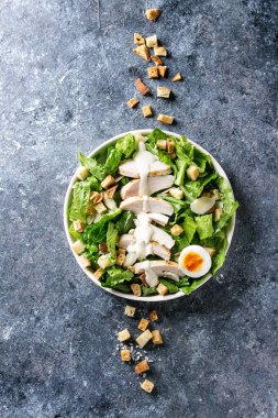 Klasik sezar salatası.