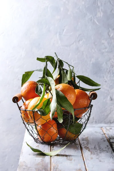 Clementines met bladeren — Stockfoto