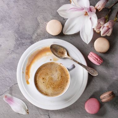 Manolya ile siyah kahve