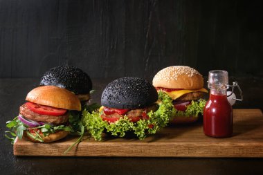 Ev yapımı hamburger çeşitli