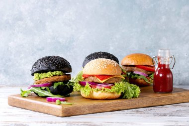 Ev yapımı hamburger çeşitli
