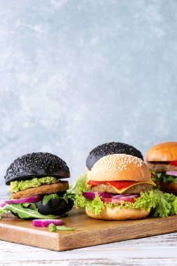 Ev yapımı hamburger çeşitli