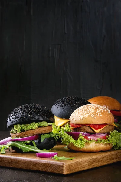 Variété de hamburgers faits maison — Photo