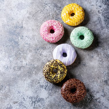 Renkli camlı çörek