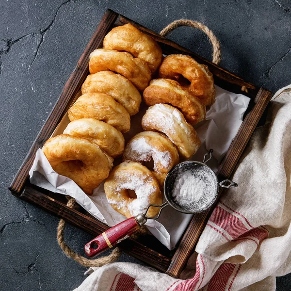 Домашние пончики с сахарным порошком — стоковое фото