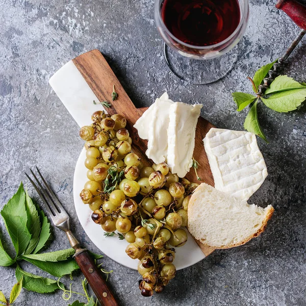 Queso y uvas . —  Fotos de Stock