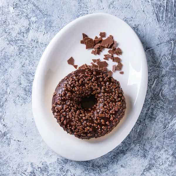 Donut glaseado con chocolate —  Fotos de Stock