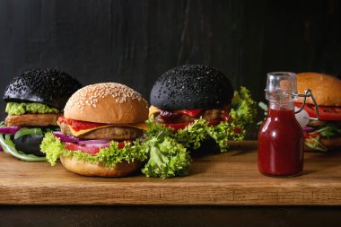 Ev yapımı hamburger çeşitli