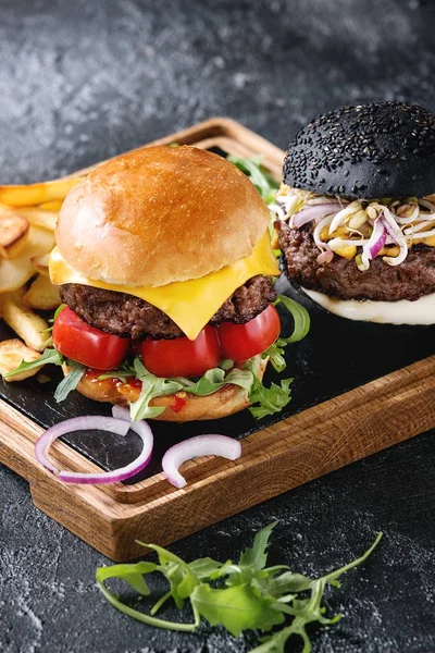 Hamburger sült krumplival — Stock Fotó