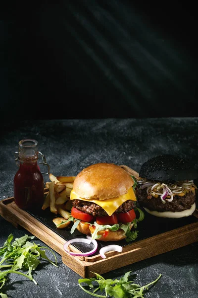 Hamburger s hranolkama — Stock fotografie