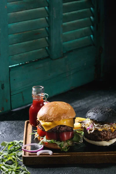 フライドポテトとハンバーガー — ストック写真