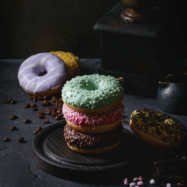 Красочные глазурованные пончики — стоковое фото