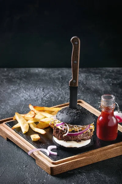 Hamburger mit Pommes — Stockfoto