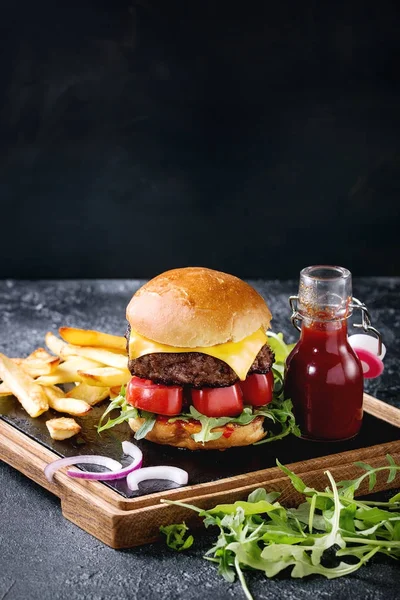 Hamburger z frytkami — Zdjęcie stockowe
