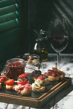 Tapas veya bruschetta