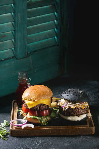 Гамбургер з картоплею фрі — стокове фото