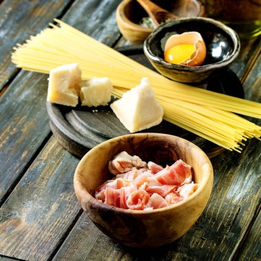 Makarna carbonara için malzemeler