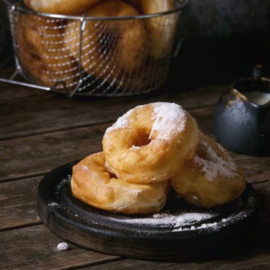 Pudra şekeri ile ev yapımı çörek