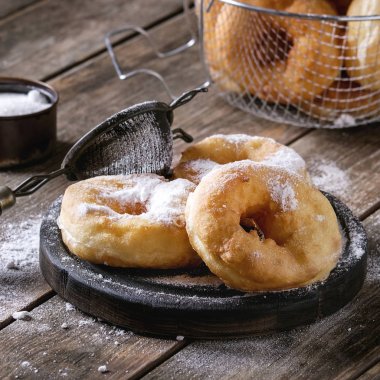 Pudra şekeri ile ev yapımı çörek
