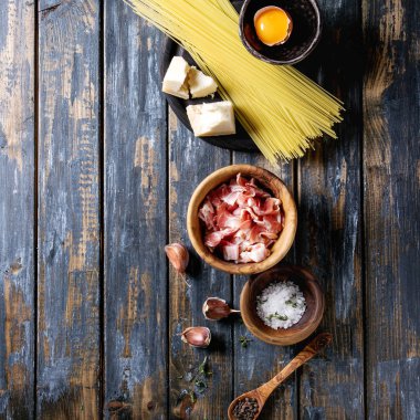 Makarna carbonara için malzemeler