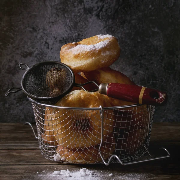 Hemgjorda donuts med socker pulver — Stockfoto