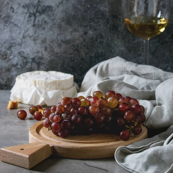 Vindruvor, ost och vin — Stockfoto