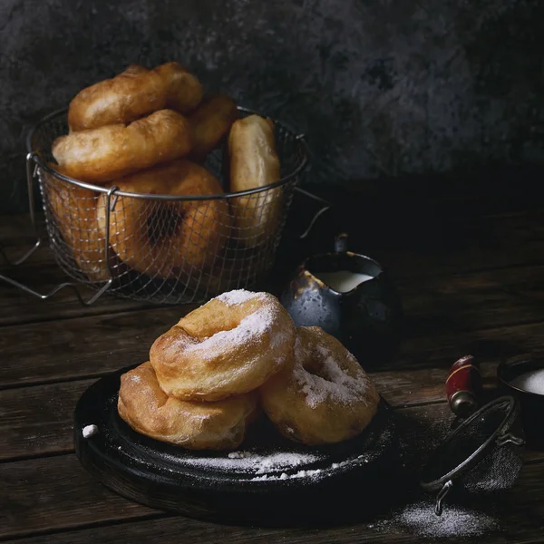 Ciambelle fatte in casa con zucchero in polvere — Foto Stock